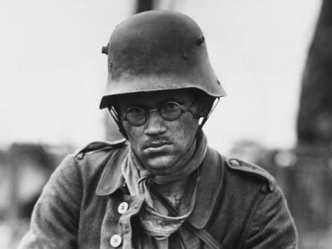 1. Nemecký vojak v prvej svetovej vojne s prilbou M 16