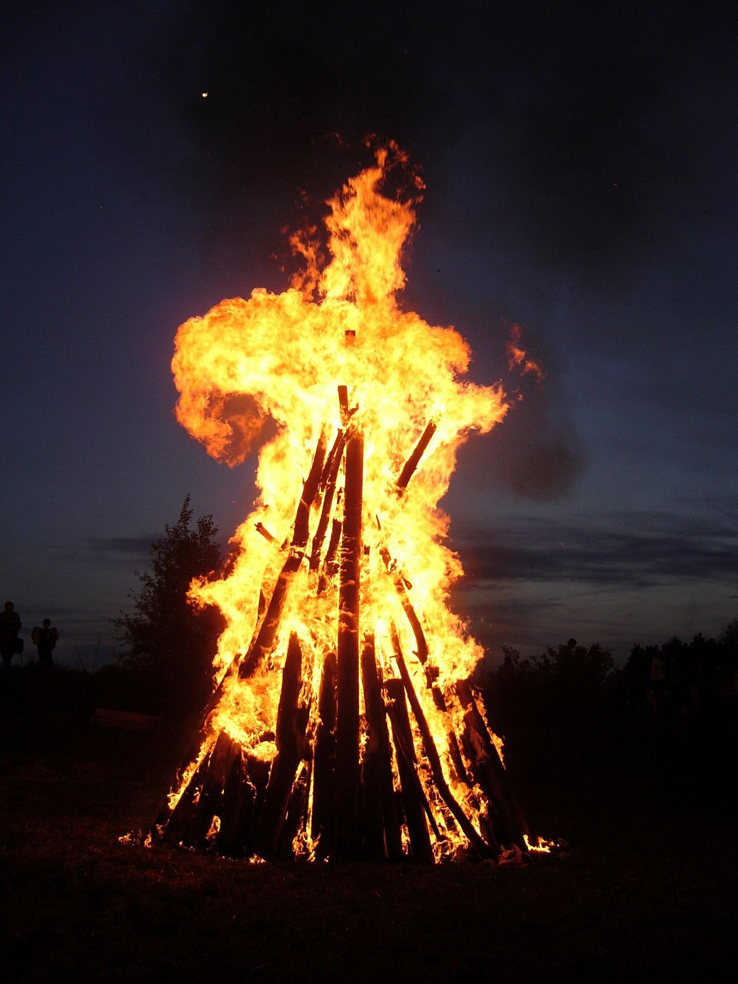 Oheň starobylý symbol Slnka. sníma Pixabay