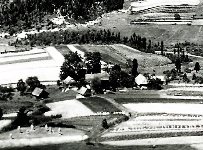 Osada s poliami na podhorí po žatve v Olešnej. zdroj Kysucké múzeum